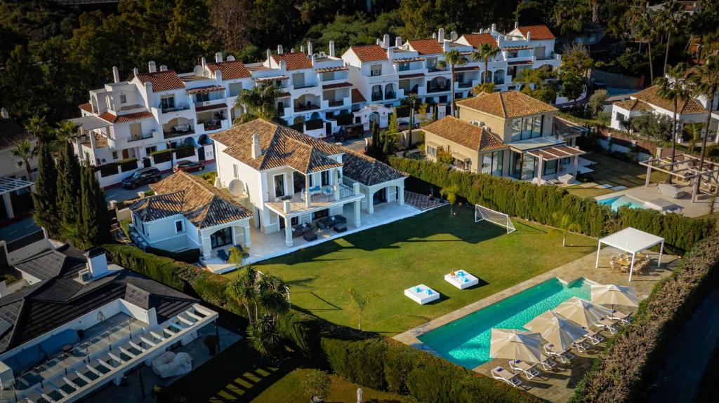 VACATION MARBELLA I Villa Milka, Frontline Golf, Giant Private Heated Pool, Close to High-end Restaurants, 8min Puerto Banus, Cine Room