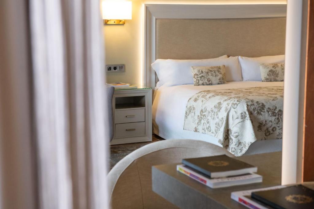 A bed or beds in a room at Hotel La Caminera Club de Campo