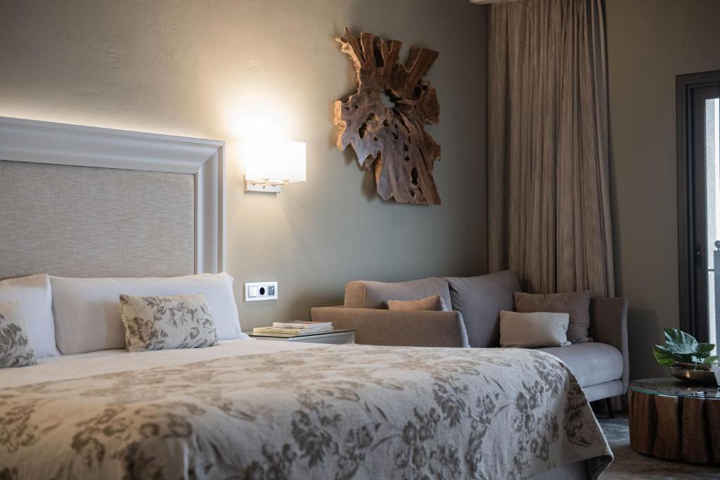 A bed or beds in a room at Hotel La Caminera Club de Campo