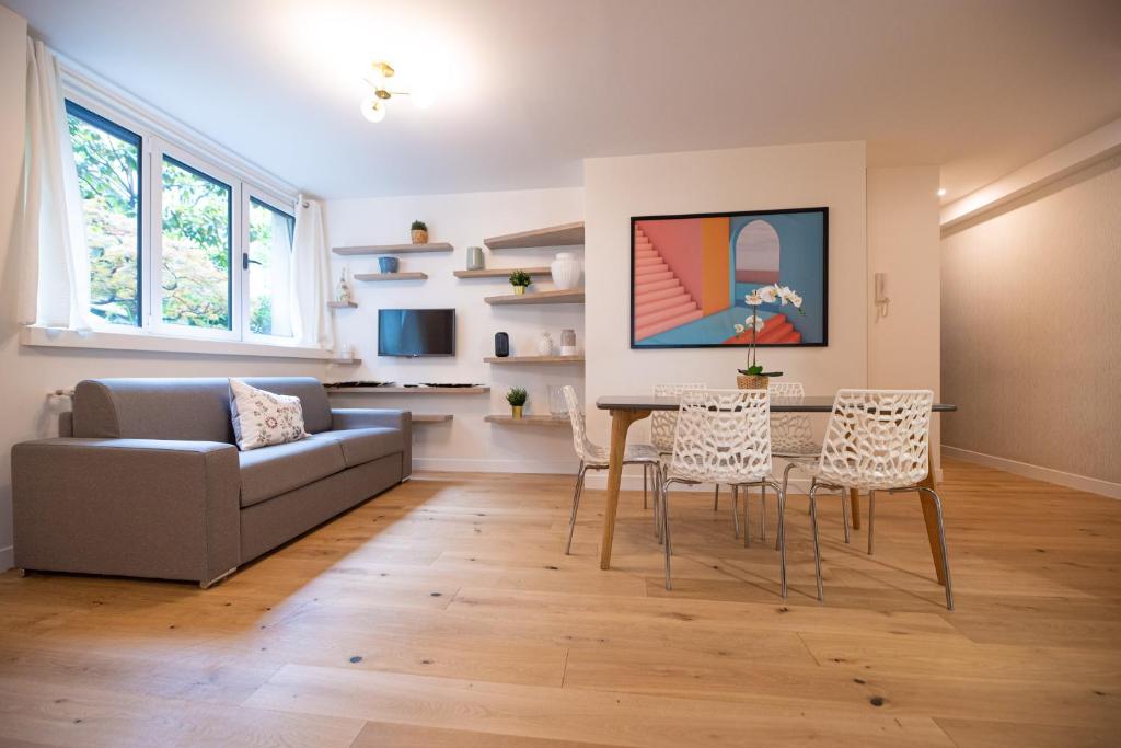 un salon avec un canapé, une table et des chaises dans l'établissement CIA - Parc Monceau 6P, à Paris