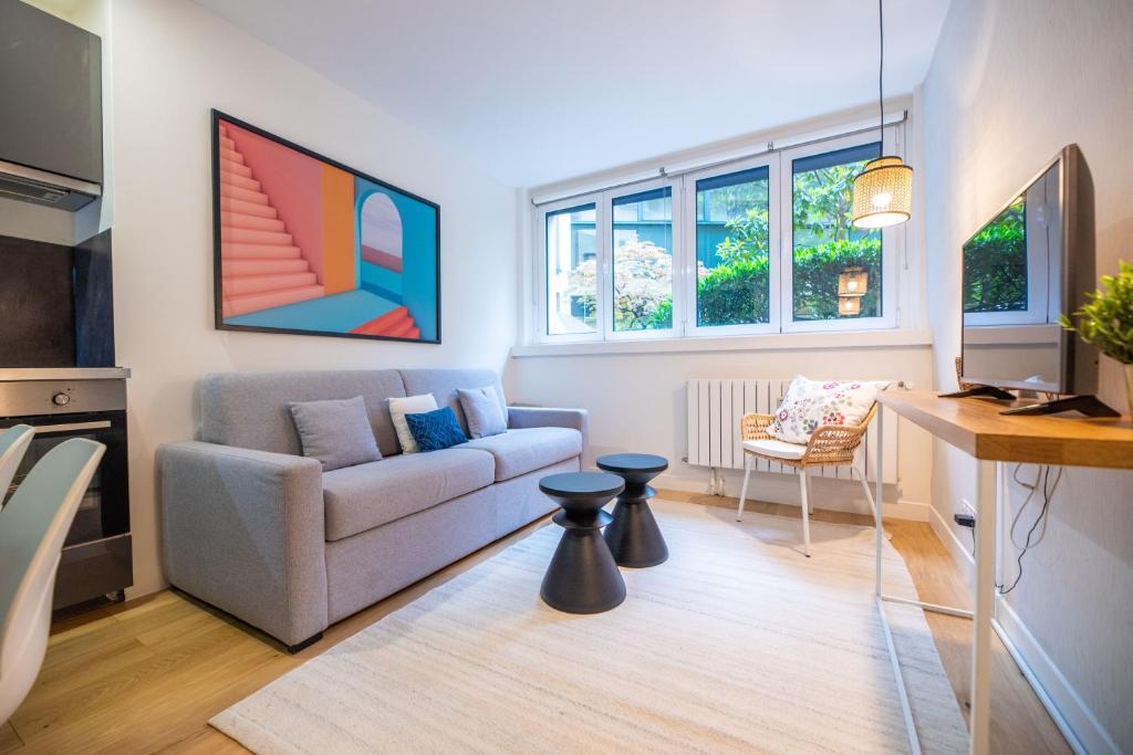 un salon avec un canapé et une table dans l'établissement CIA - Parc Monceau 4P, à Paris