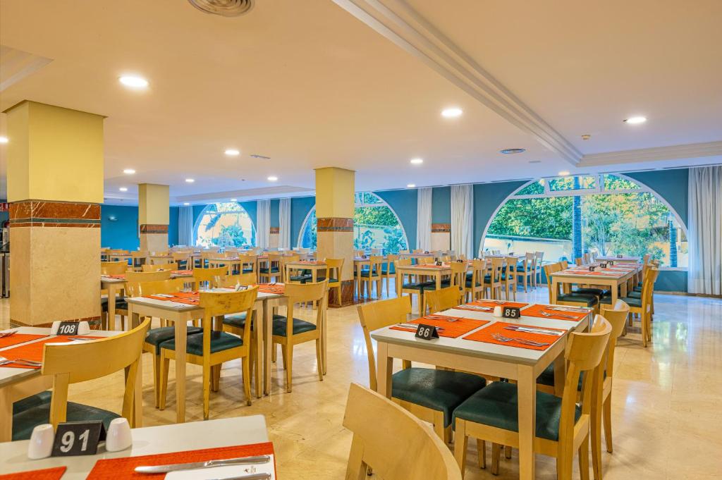 Restaurace v ubytování IFA Altamarena by Lopesan Hotels
