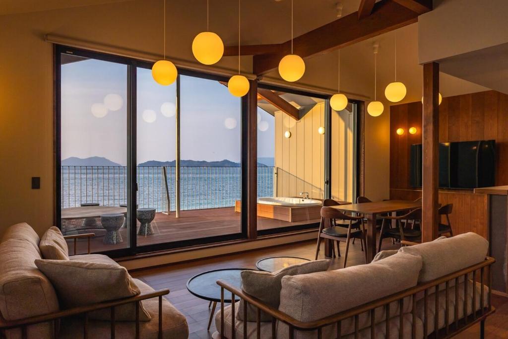 高松市にあるGARDENIA Sunsetの海の景色を望むリビングルーム