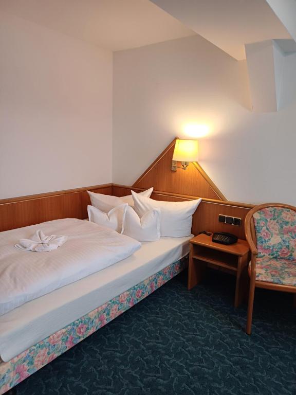 Postel nebo postele na pokoji v ubytování Hotel Garni Eschenbach