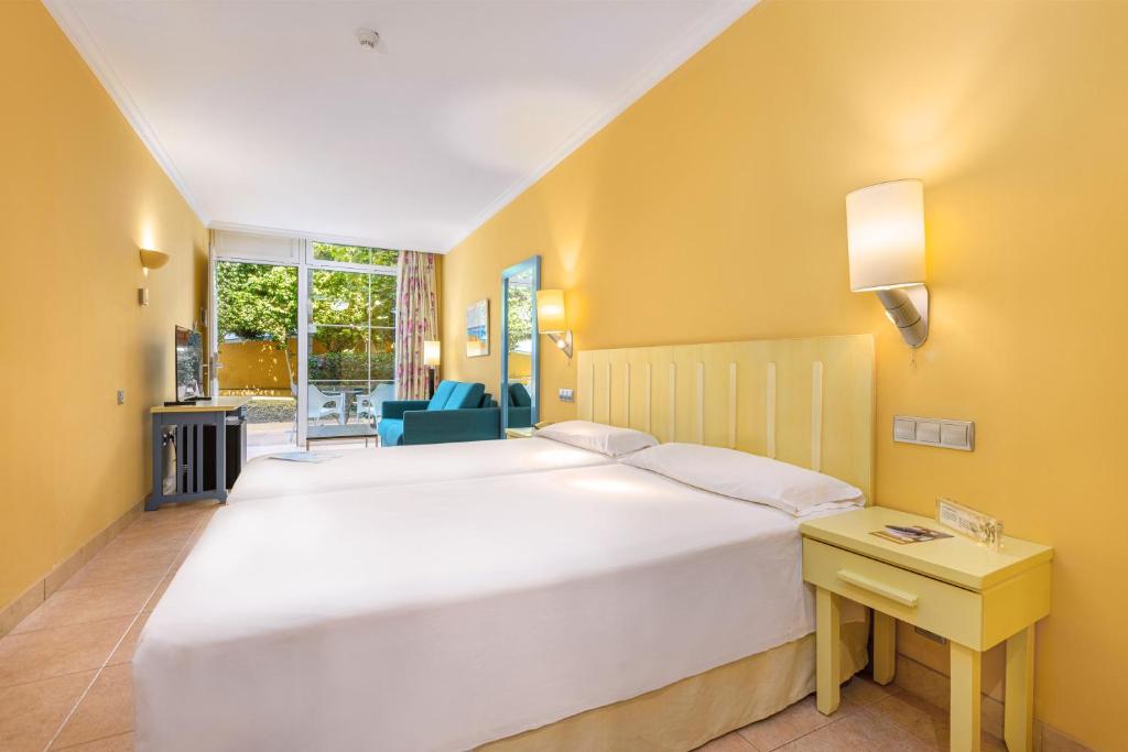 Postel nebo postele na pokoji v ubytování IFA Altamarena by Lopesan Hotels