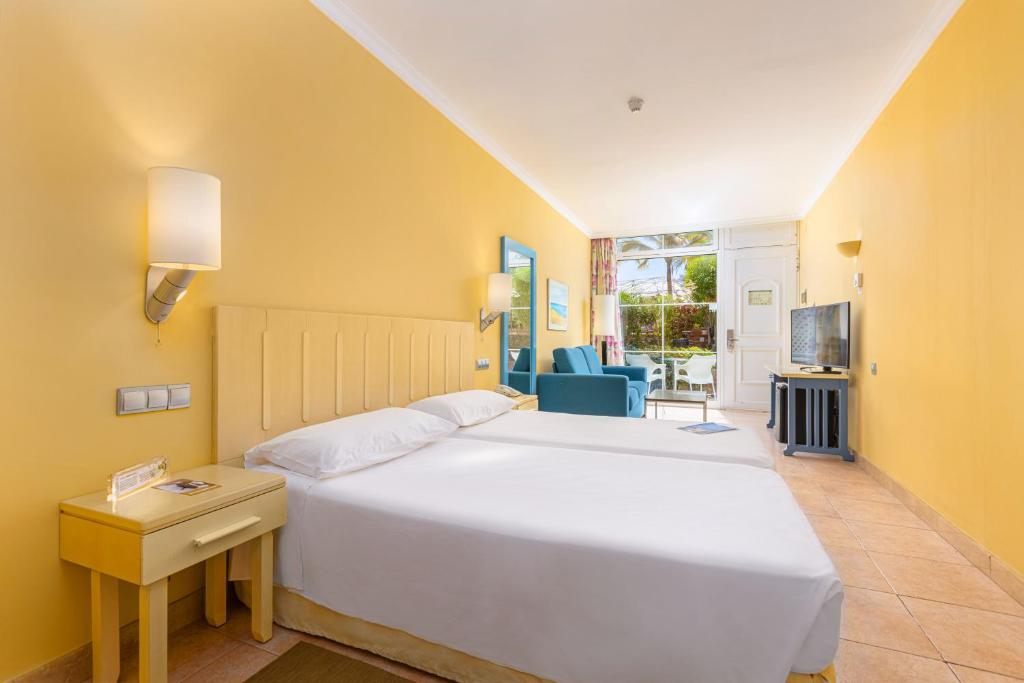 Postel nebo postele na pokoji v ubytování IFA Altamarena by Lopesan Hotels