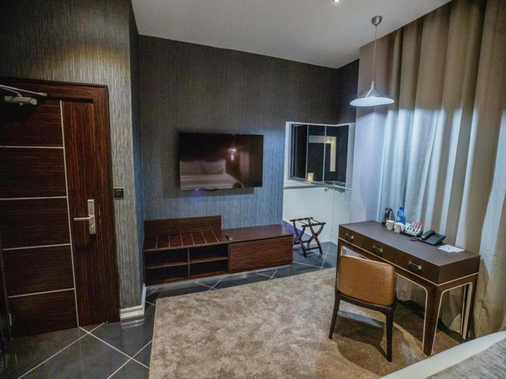 TV a/nebo společenská místnost v ubytování Tripod By Pedestal Hotel