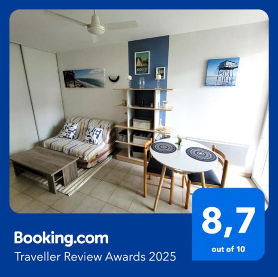 un salon avec une table et un canapé dans l'établissement Le Coin du Curiste - Port de Plaisance, à Rochefort