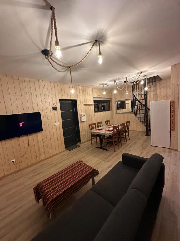 un salon avec un canapé et une table dans l'établissement Ancienne école avec Jacuzzi privé, à Gérardmer