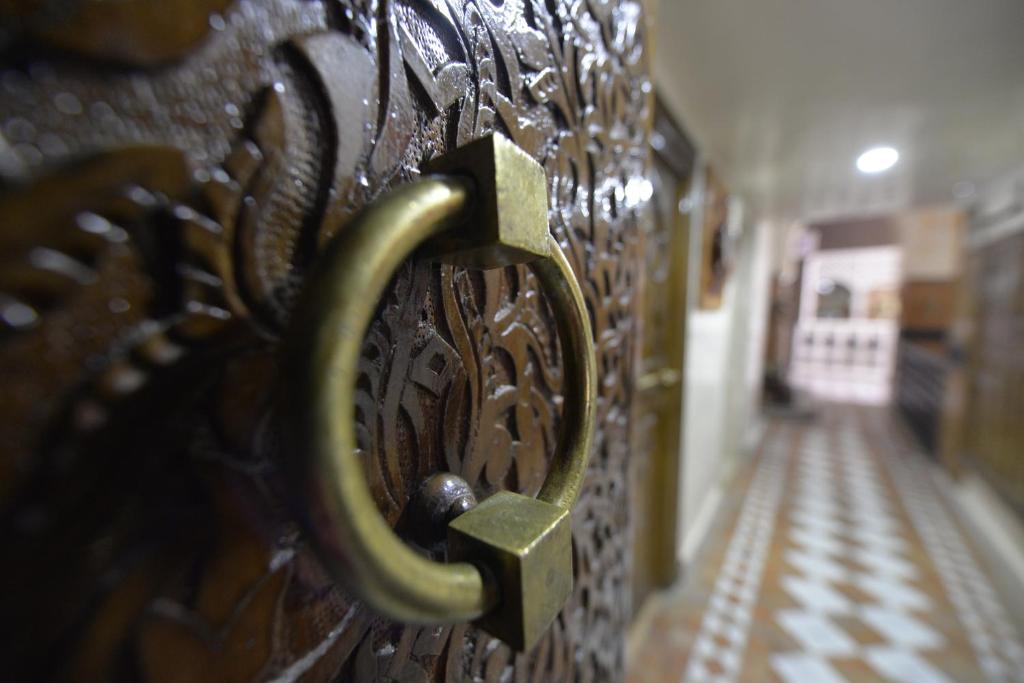 un primer plano de una cerradura en una pared en Hotel des Oudaias en Rabat