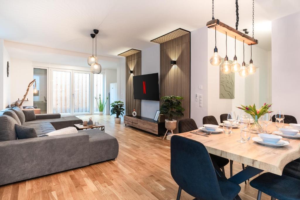 a living room with a table and a couch at KeyHosting Apartment Zentral Parkplatz in Aschaffenburg