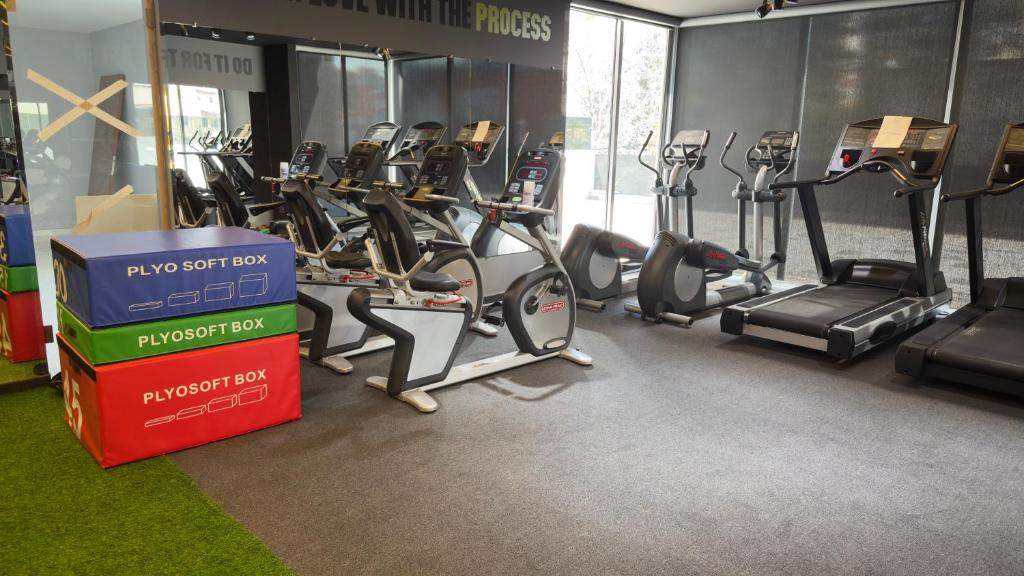 Fitness centrum a/nebo fitness zařízení v ubytování Matar Residence - Spacious Hotel Suites in Beirut