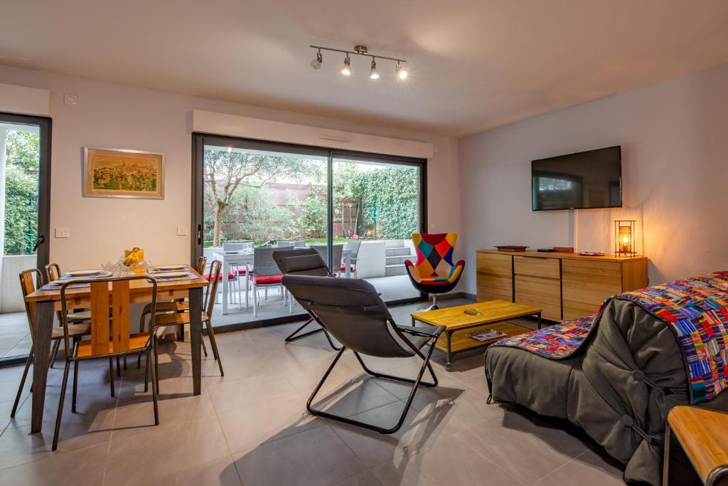 un salon avec une table et une salle à manger dans l'établissement Coeur d'Azur - apt climatisé - 1km plage, à Saint-Raphaël