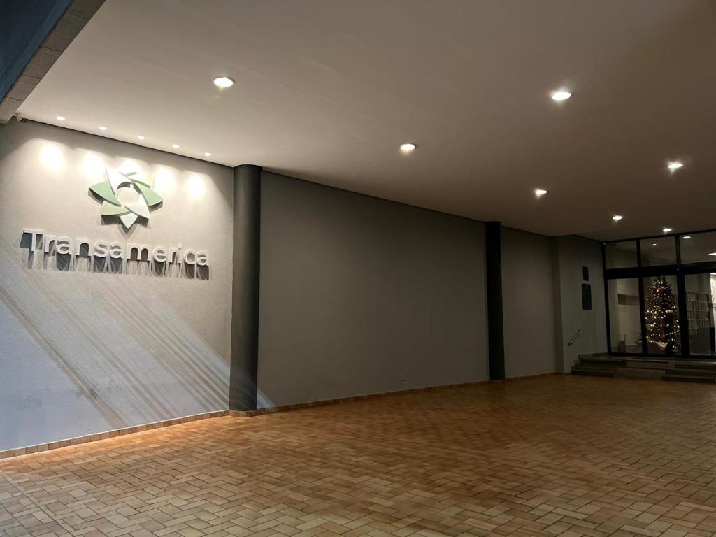 Habitación con una gran señal en la pared de un edificio en Transamerica Araraquara, en Araraquara
