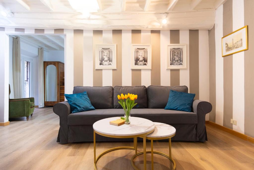 Hotel Elegantis Monti Suite Apartment, a living room with a couch and a table at Elegantis Monti Suite Apartment in Rome