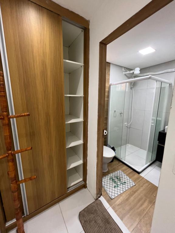 タマンダレーにあるFlat Litoralのバスルーム(シャワー、トイレ、クローゼット付)