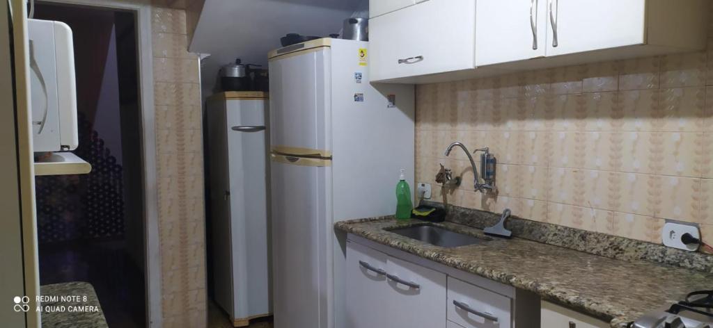 圣保罗Hostel Dumah - santana的厨房配有水槽和冰箱