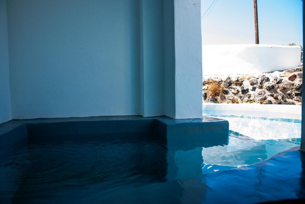 Bazén v ubytování White Cave Villas nebo v jeho okolí