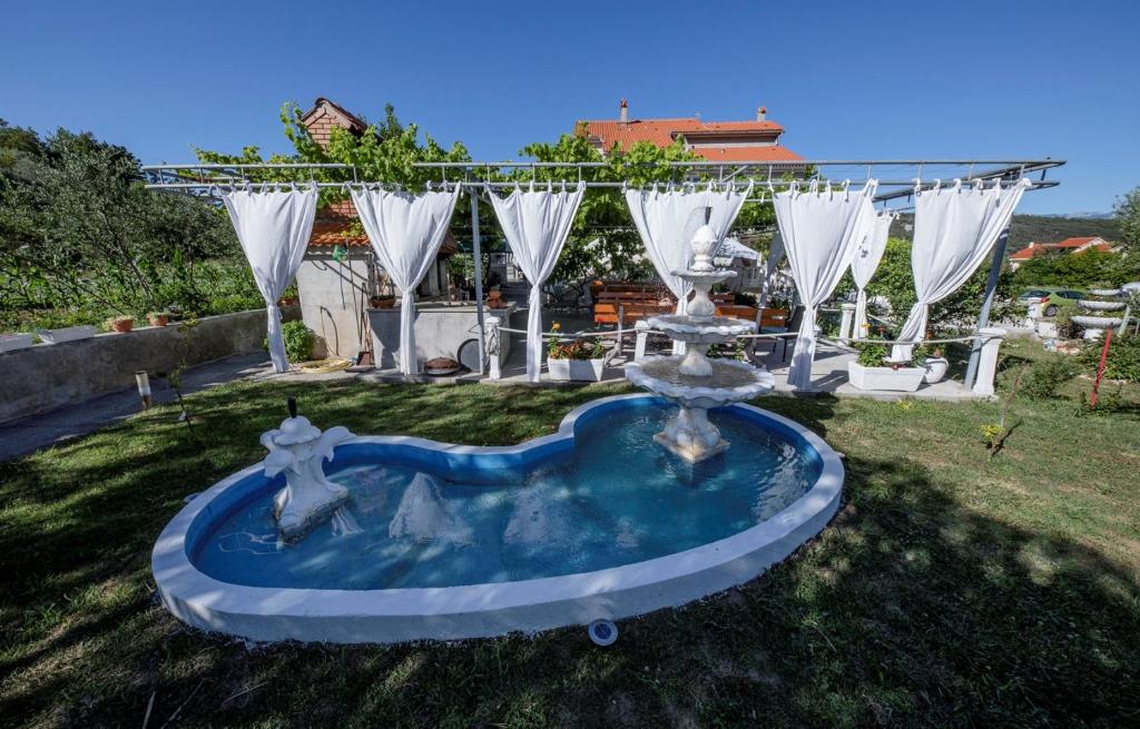 Bazén v ubytování Apartments Gordana nebo v jeho okolí