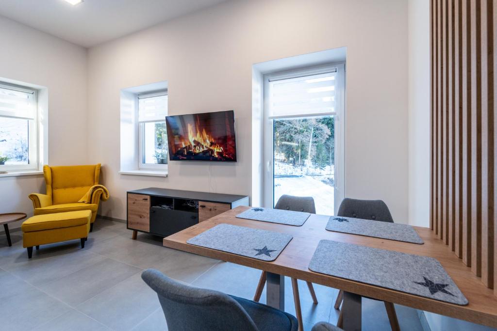 TV a/nebo společenská místnost v ubytování Apartmány u Sjezdovky