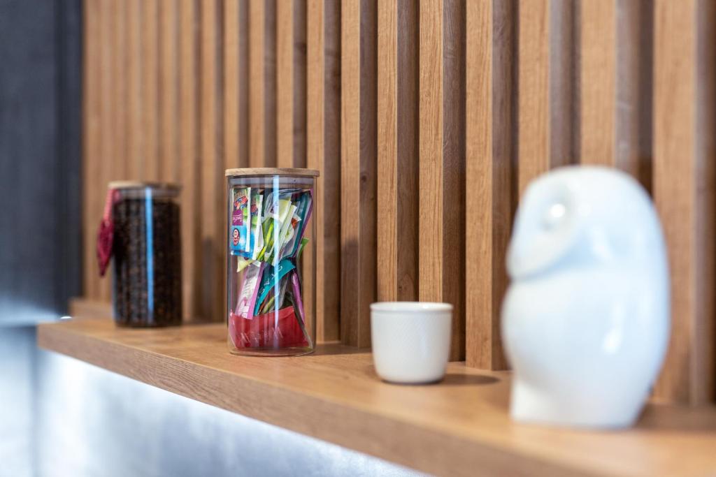 Příslušenství pro přípravu čaje a kávy v ubytování Apartmány u Sjezdovky