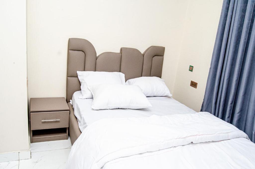 Katil atau katil-katil dalam bilik di Furnished studio apartment in a secure and serene part of Ibadan