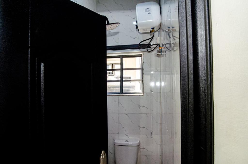 Bilik mandi di Furnished studio apartment in a secure and serene part of Ibadan