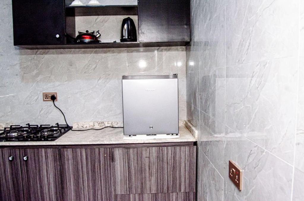 Dapur atau dapur kecil di Furnished studio apartment in a secure and serene part of Ibadan