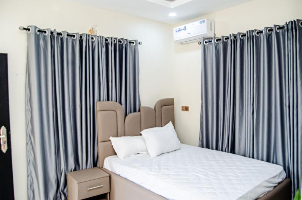 Rúm í herbergi á Furnished studio apartment in a secure and serene part of Ibadan