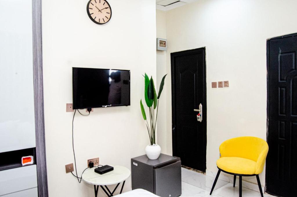 Televisyen dan/atau pusat hiburan di Furnished studio apartment in a secure and serene part of Ibadan