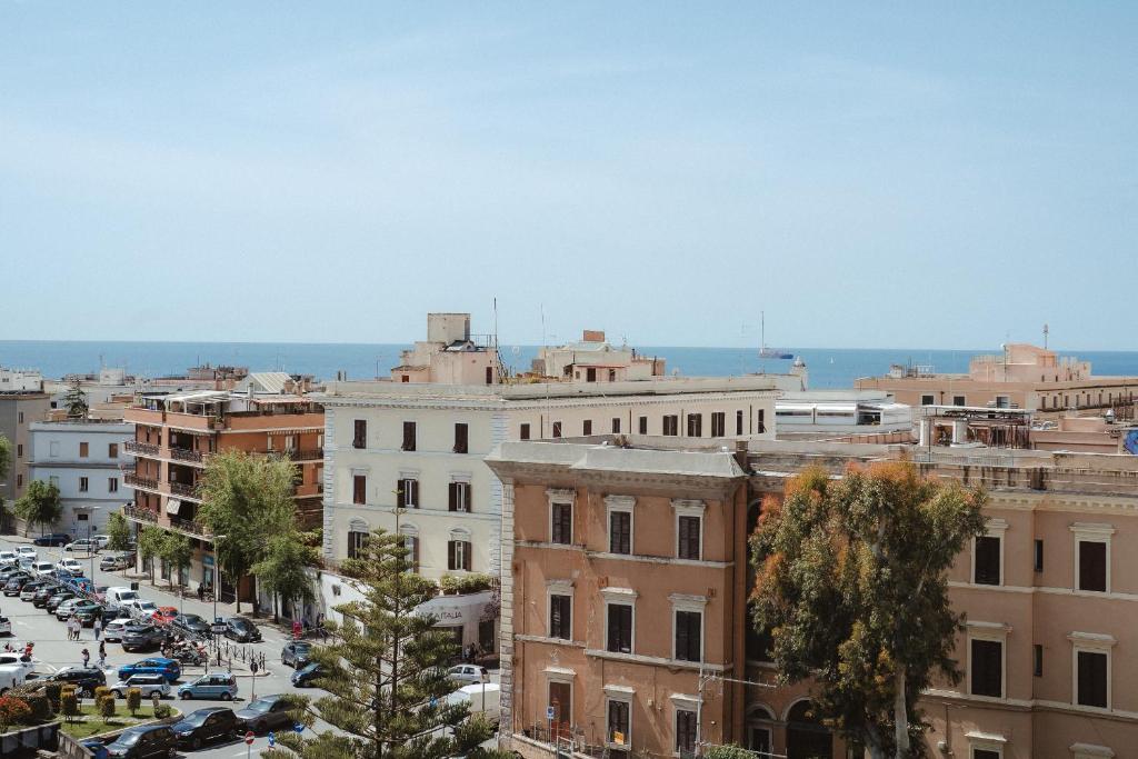 una ciudad con edificios y un aparcamiento con coches en La casetta al mercato, en Civitavecchia