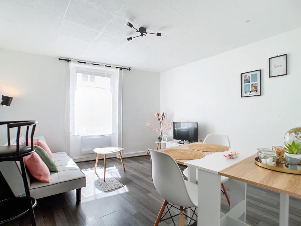 un salon blanc avec une table et un canapé dans l'établissement Apartment Grignard, à Cherbourg en Cotentin