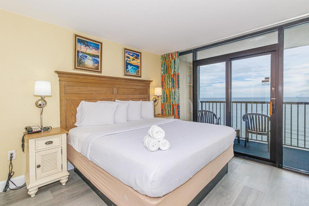 Llit o llits en una habitació de Oversized 6BR Multi-Unit Suite-Oceanfront Compass Cove 1216 and 1217