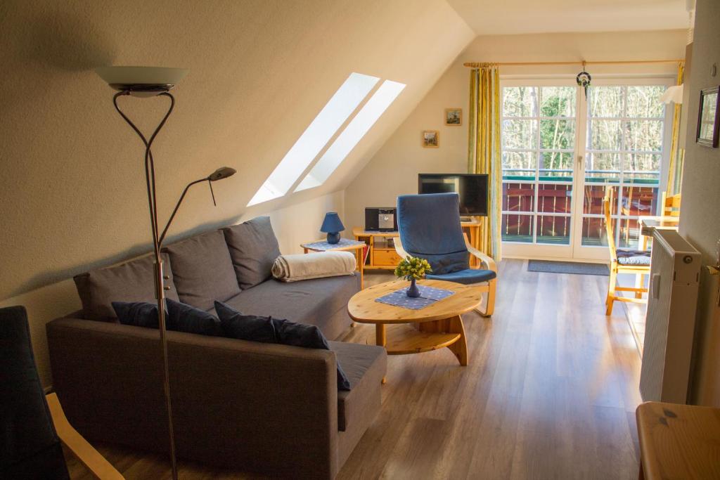 a living room with a couch and a table at Am Bernsteinweg in Prerow