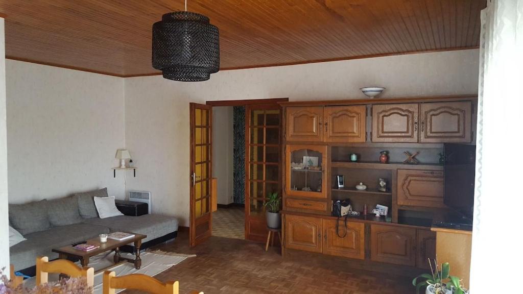 un salon avec un canapé et une table dans l'établissement Location vacances Royan, à Royan