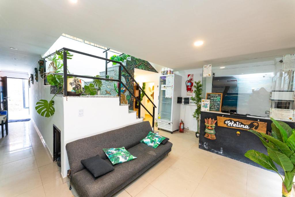 een woonkamer met een bank en een trap bij Ohana Apart Hotel in Termas de Río Hondo