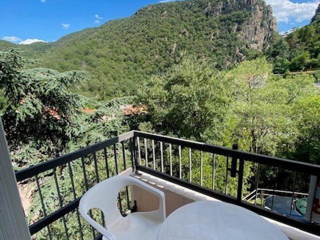 un balcon avec vue sur une montagne dans l'établissement Charmant F2 avec Balcon et Parking à 50m des Thermes, Centre-Ville - Animaux Acceptés - FR-1-703-125, à Amélie-les-Bains-Palalda