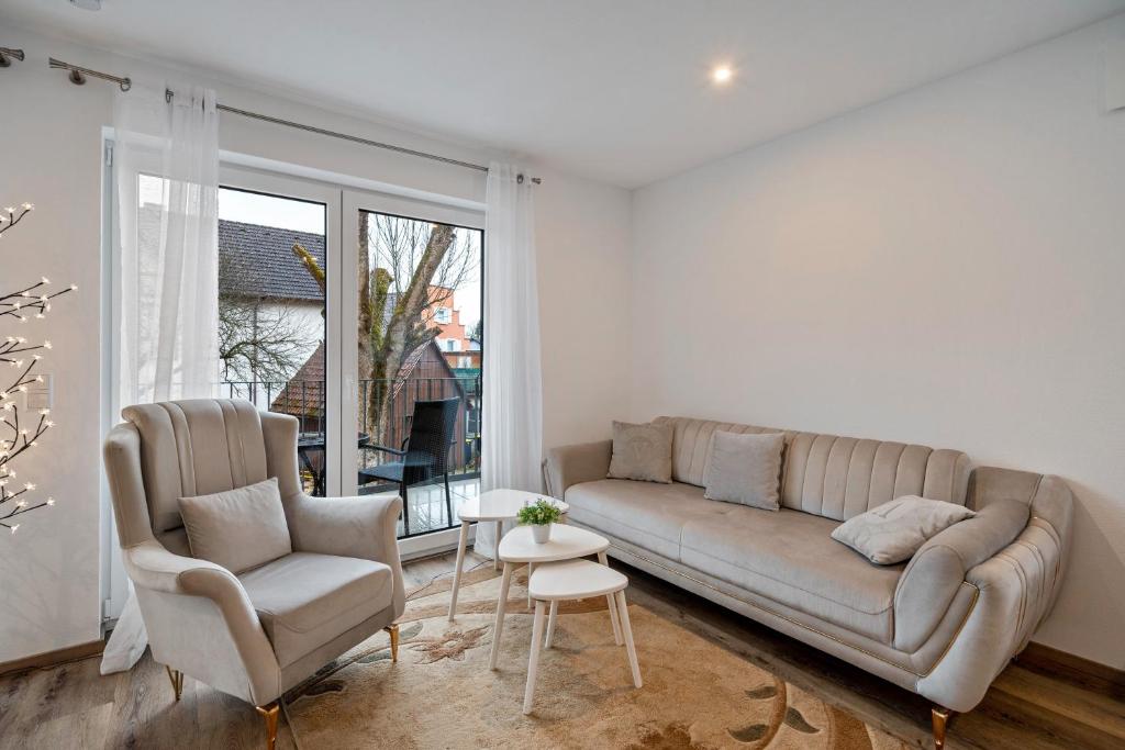 a living room with a couch and two chairs at City Villa Bad Dürrheim Oberge in Bad Dürrheim
