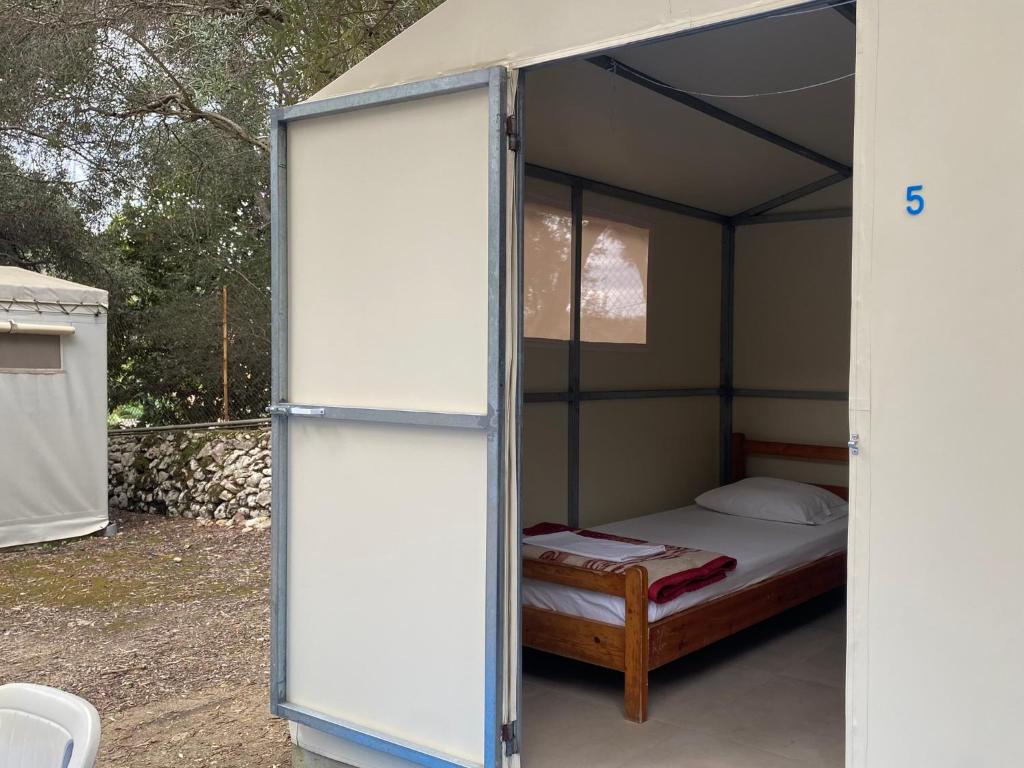 Posteľ alebo postele v izbe v ubytovaní Camping Paleokastritsa