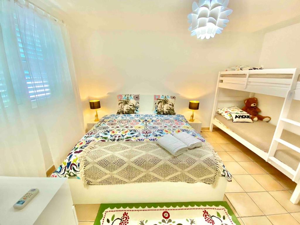 Postel nebo postele na pokoji v ubytování Villa Magellan, walkable Orient Bay beach, private pool