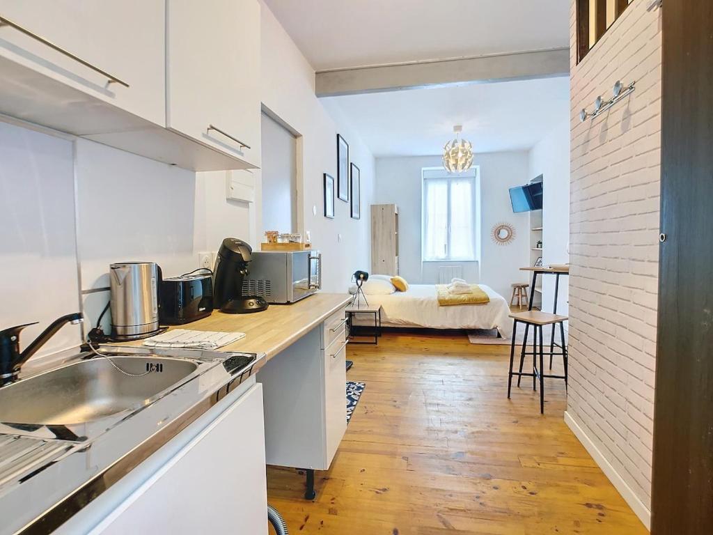 une cuisine avec un évier et un plan de travail dans l'établissement Studio Loubet, à Cherbourg en Cotentin