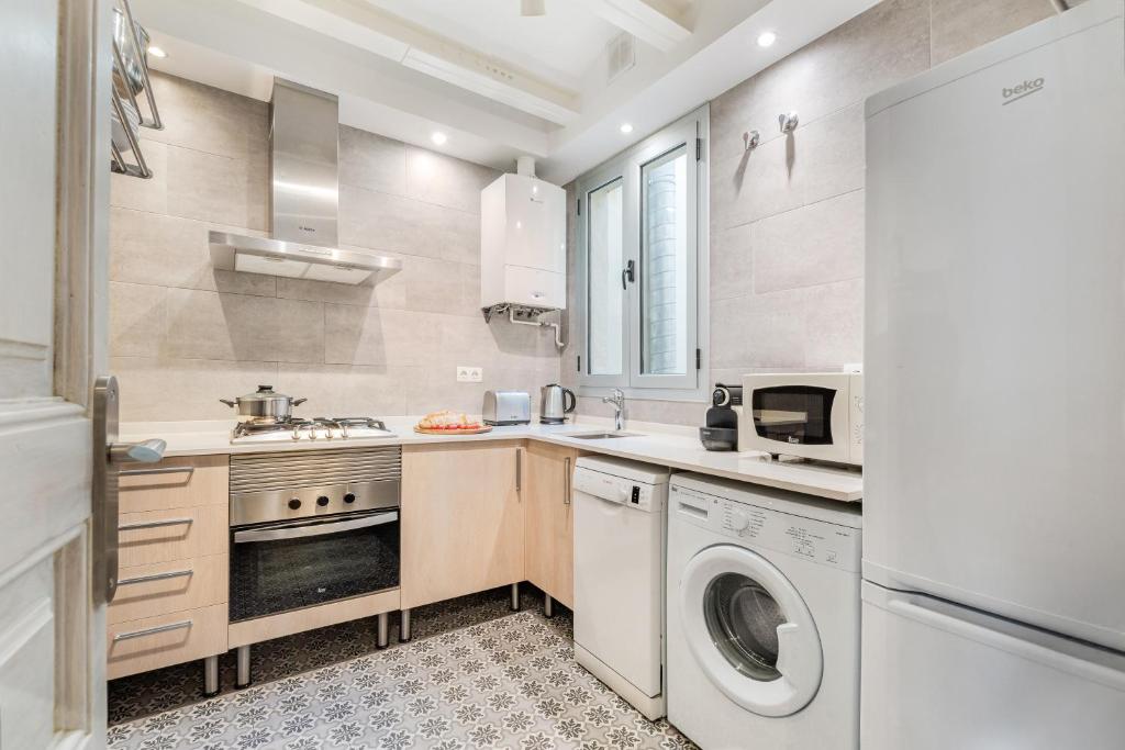 Fuster Apartments by Aspasios - 12