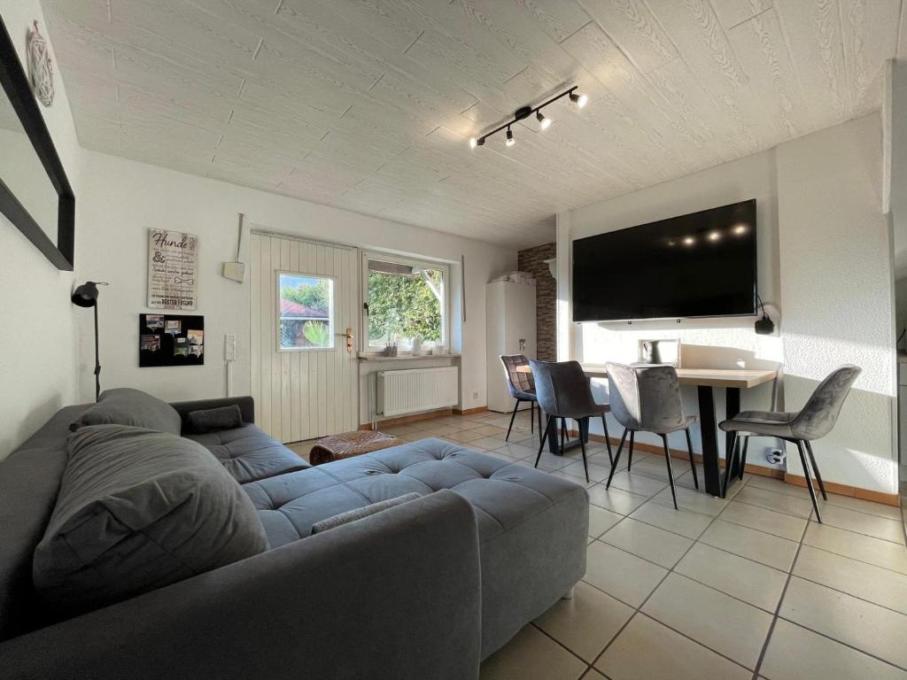 a living room with a couch and a table at Moselgarten Bullay Zentral Grün Direkt an der Mosel in Bullay