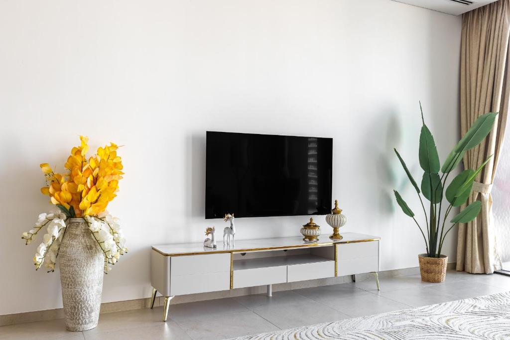 TV a/nebo společenská místnost v ubytování Modern 1Br in the Heart of Dubai by SIMPLY COMFORT