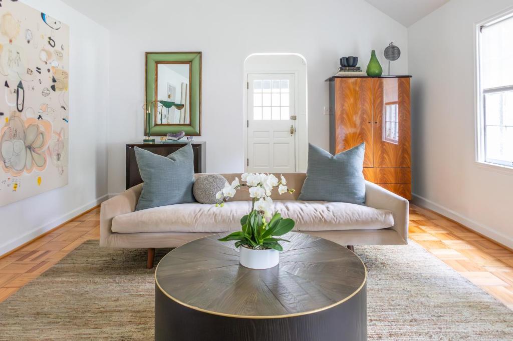 een woonkamer met een bank en een tafel bij Ivy Grace - 4 Br, Stylish, Pet-friendly Retreat in Indianapolis