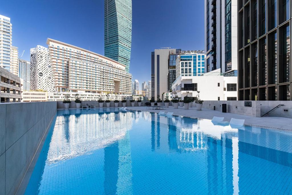 Bazén v ubytování Modern 1Br in the Heart of Dubai by SIMPLY COMFORT nebo v jeho okolí
