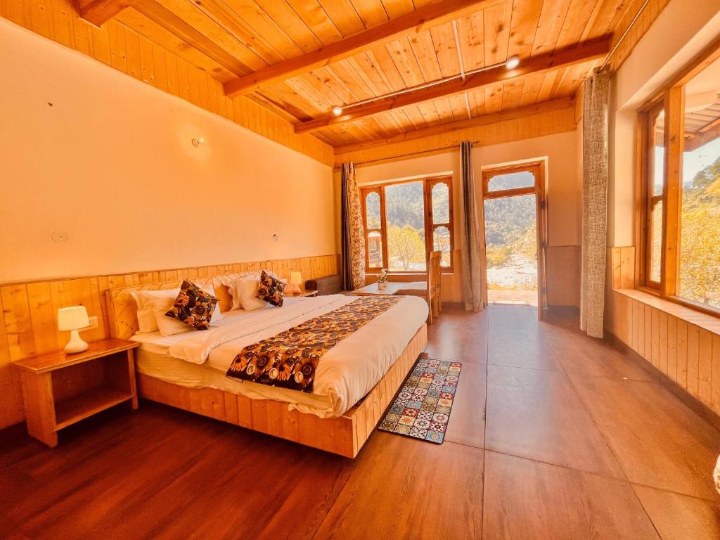 Postel nebo postele na pokoji v ubytování Himalayan River Resort, Manali - #riverside # private parking # scenic River & mountain View # open Cafe # spacious Rooms