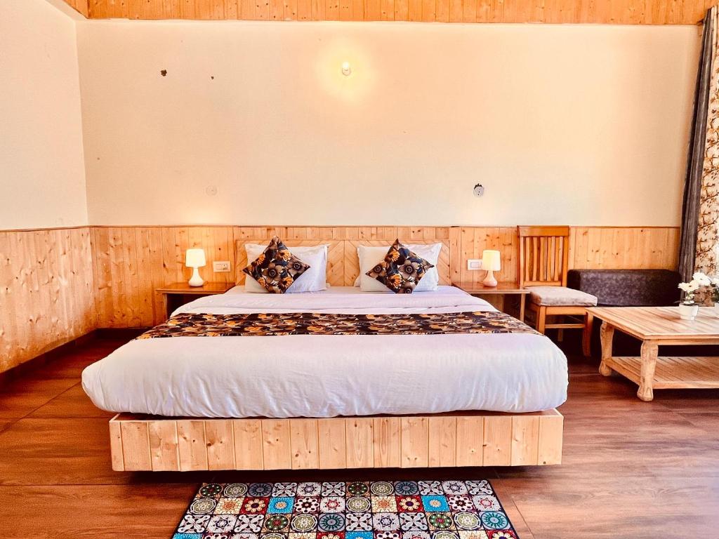 Postel nebo postele na pokoji v ubytování Himalayan River Resort, Manali - #riverside # private parking # scenic River & mountain View # open Cafe # spacious Rooms
