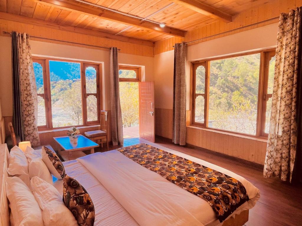 Postel nebo postele na pokoji v ubytování Himalayan River Resort, Manali - #riverside # private parking # scenic River & mountain View # open Cafe # spacious Rooms