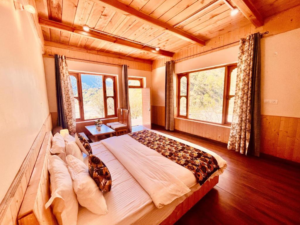 Postel nebo postele na pokoji v ubytování Himalayan River Resort, Manali - #riverside # private parking # scenic River & mountain View # open Cafe # spacious Rooms
